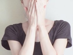 わきがが原因のスメハラ。職場で指摘されたらすべきこと